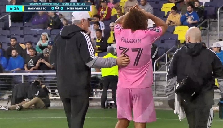 mk娱乐-迈阿密后卫法尔肯开场第7分钟伤退，与对手争球被压倒